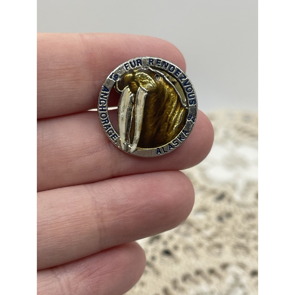 Vintage 1984 Fur Rendezvous Anchorage Alaska Badge Pin Small